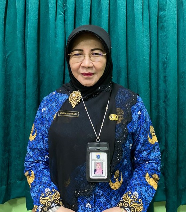 Foto Kepala Sekolah SMPN 275 Jakarta