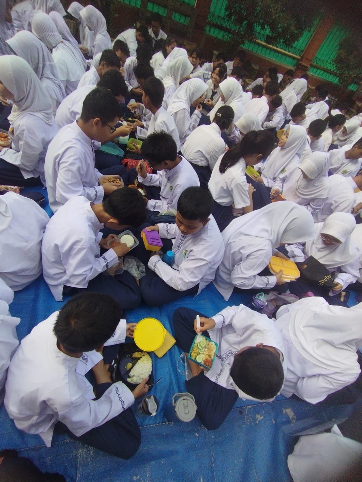 SARAPAN BERSAMA WARGA SMPN 275 JAKARTA : Wujudkan Sekolah Sehat dan Kebersamaan